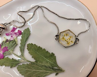 Pressed flower bracelet with adjustable chain