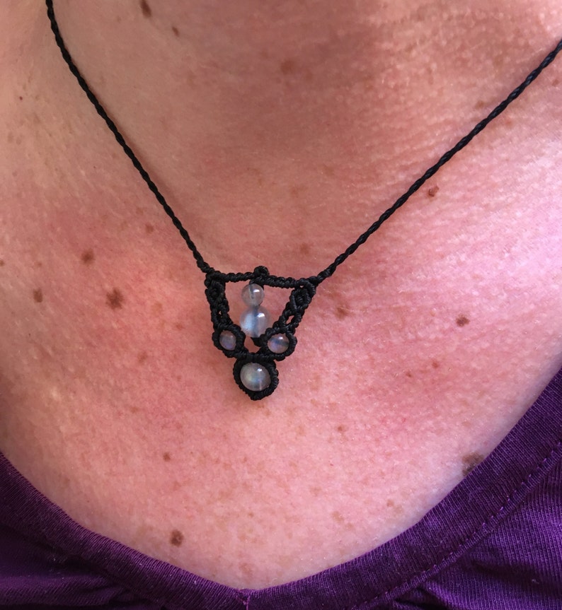 Fine woman necklace in macram\u00e9 and fine stones Moonstone weaving black