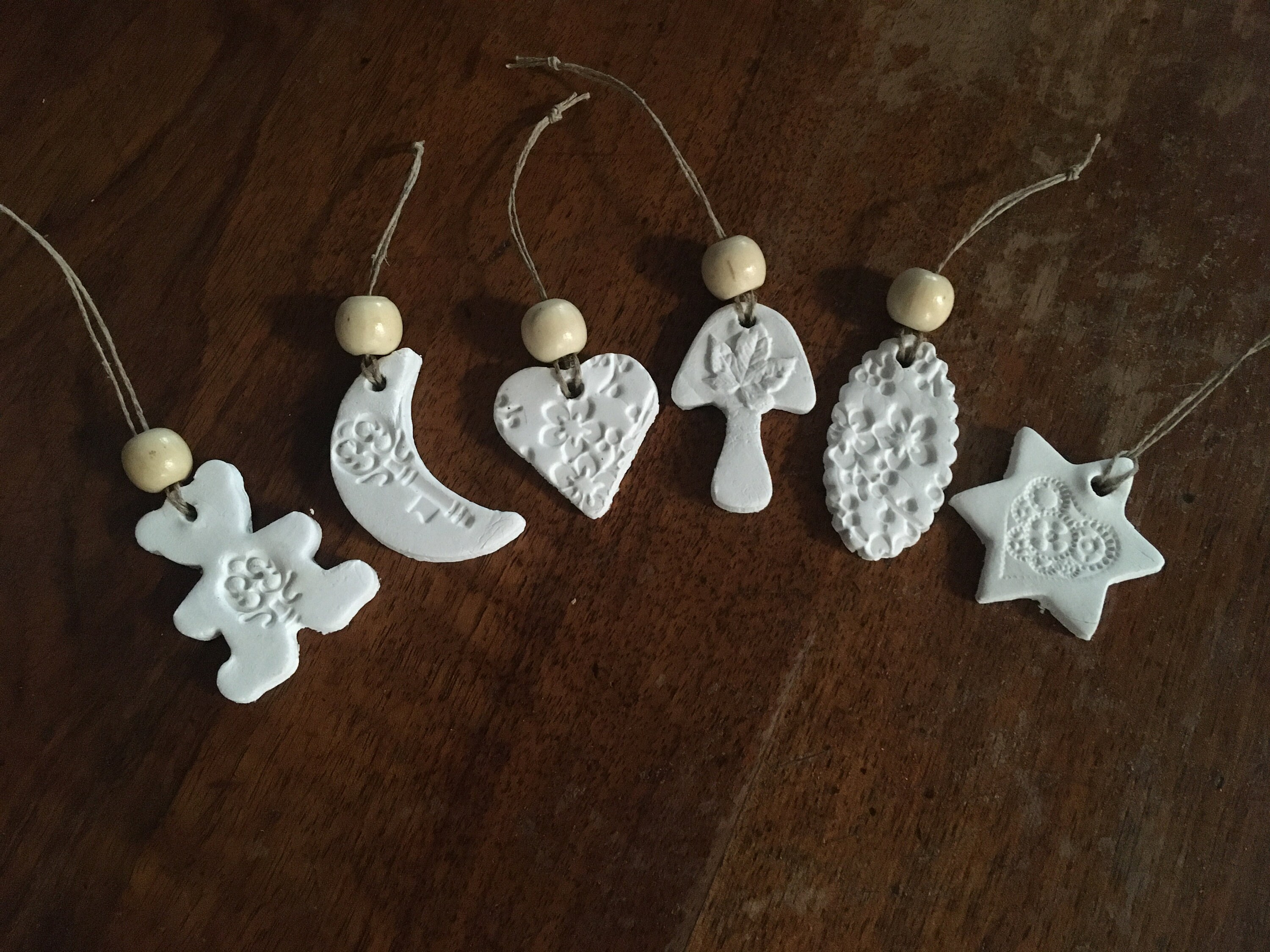 Diffuseur d'huiles Essentielles, Deux Suspensions Décoratives Pour Noël, Bois et Argile Blanche