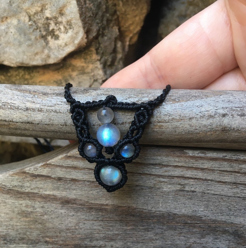 Fine woman necklace in macram\u00e9 and fine stones Moonstone weaving black