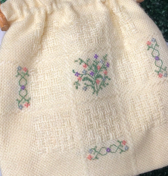 vintage embroidered bag | cross stitch purse | bamboo handles | crochet bag | knitting bag | yarn bag | mini purse | View 3