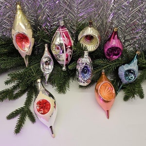 Adornos antiguos ucranianos de cristal con forma de lágrima cóncava en forma de vintage.