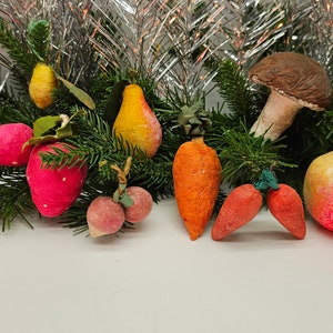 Hermosos adornos navideños antiguos tradicionales de algodón con frutas y verduras