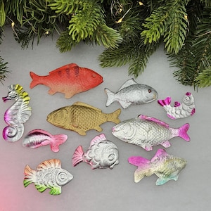 Fabulosas decoraciones navideñas vintage de Dresde con peces y adornos de cartón