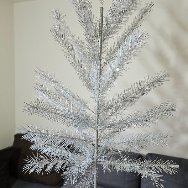 Arbre de Noël vintage en aluminium argenté, cadre en bois antique, 140 cm, 55 pouces