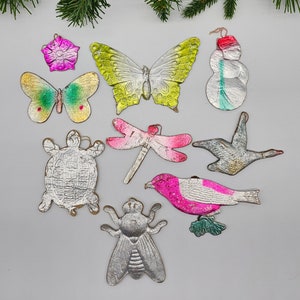 Preciosa decoración navideña vintage brillante con adornos antiguos de cartón laminado