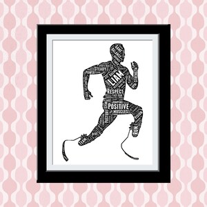 Puede incluir: Silueta en blanco y negro de un corredor hecha con palabras. La silueta está compuesta por palabras relacionadas con correr y deportes, incluyendo "Liam", "Respeto", "Positivo" y "Músculos".