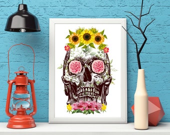 Può includere: Un'illustrazione di teschio in bianco e nero con una corona floreale di girasoli gialli e rose rosa. Gli occhi del teschio sono sostituiti da rose rosa.