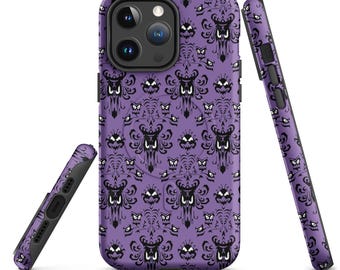 Funda MagSafe para iPhone con diseño de mansión embrujada y fondo de pantalla morado.