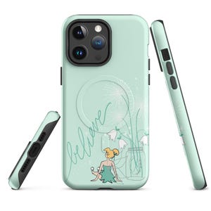 Puede incluir: Funda de teléfono verde menta con una ilustración caprichosa. El diseño incluye un jarrón de flores, un hada y la palabra "believe" en cursiva. La funda tiene un borde negro y se muestra desde múltiples ángulos.
