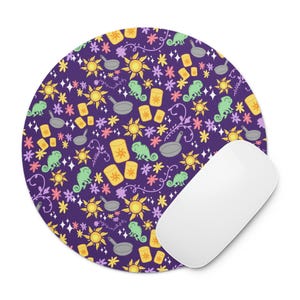 Peut inclure: Tapis de souris rond violet avec un motif répété de soleils jaunes, de lanternes, de poêles, de caméléons verts et de fleurs roses et blanches. Une souris d'ordinateur blanche est sur le côté droit.
