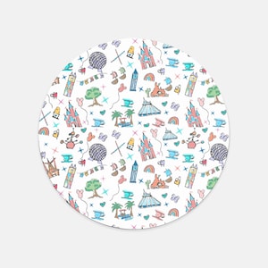 Pode incluir: Um coaster redondo branco com um padrão de rabiscos coloridos de vários ícones de parques da Disney, incluindo o castelo, Spaceship Earth e as orelhas do Mickey Mouse.
