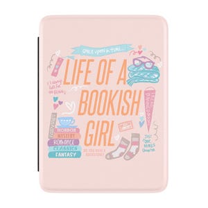 以下が含まれることがあります： オレンジと白で「Life of a Bookish Girl」という言葉が入った、薄いピンク色の電子書籍リーダーカバー。本、靴下、メガネのイラストと「Once upon a time...」と「Do you have a bookstore?」の文字が描かれています。