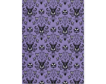 Cuaderno de tapa dura de la Mansión Encantada de Disney, 5.75 x 8 pulgadas, color morado, con fondo de pantalla de la Mansión Encantada. Cuaderno de tapa dura de Disney.