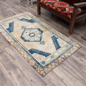 3 x 6 ft % 100 Wolle Oushak Handgefertigter Teppich: Beige Blauer Neutraler Teppich