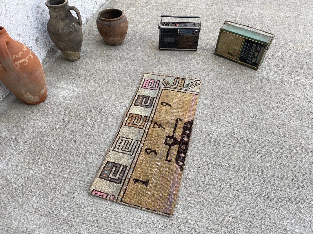 ヴィンテージ ウシャック ラグ：トルコの手織り玄関マット（1'3x3'0 ft
