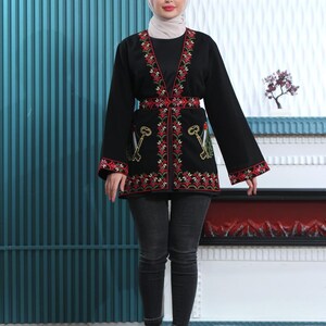 Chaqueta bordada en rojo y negro con diamantes de imitación y mapa de Palestina