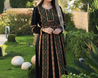 Robe longue palestinienne brodée NOIR VERT Caftan à manches longues avec motifs palestiniens et broderie coeur