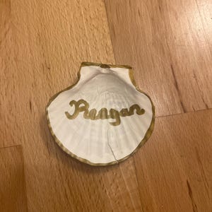 Tarjetas de lugar para números de mesa de boda y regalos de boda personalizados con conchas marinas: escritos a mano, con forma de ostra o vieira
