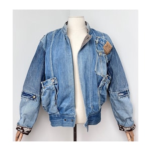 Könnte beinhalten: Handgefertigtes Holzschild mit dem Wort "Welcome" in verspielter Schrift. Das weiß lackierte Schild hat einen Used-Look und ein kleines Herz. Für den Innen- und Außenbereich geeignet.