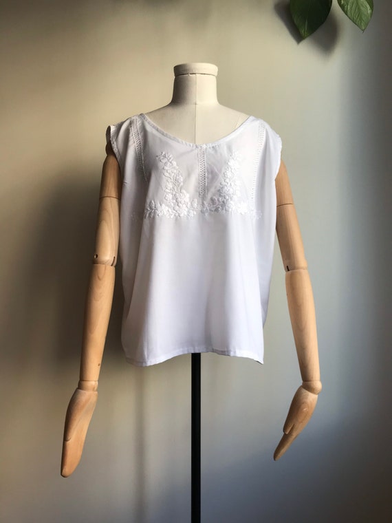Vintage Hungarian Folk Top / White Embroidered Hun