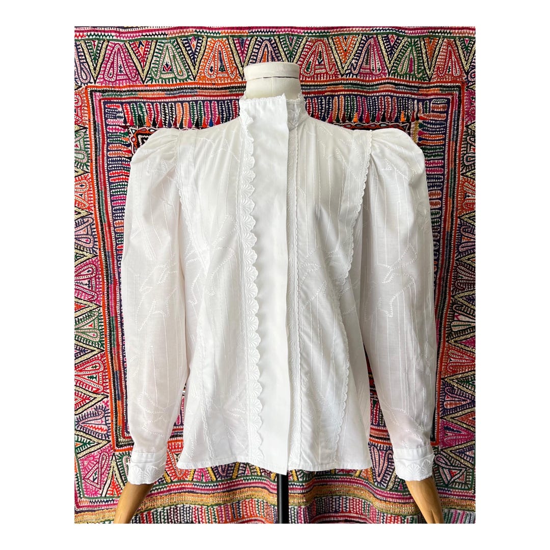 White satin puff sleeve jacket with embroided details