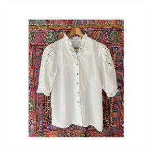 Bestickte Vintage Bluse mit Puffärmeln und Rüschen