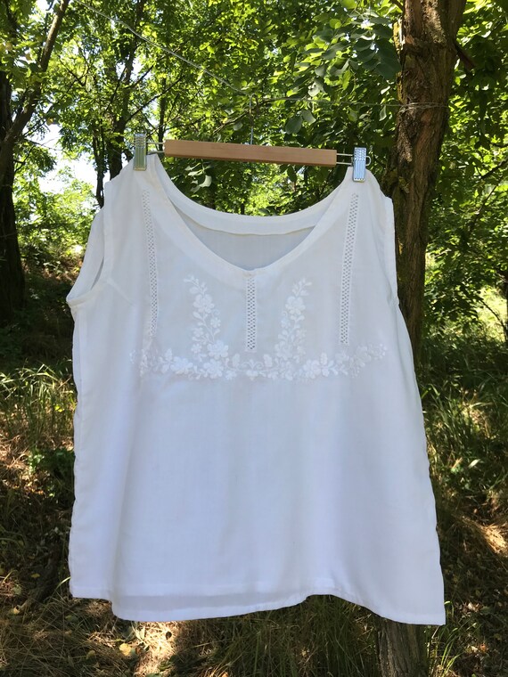 Vintage Hungarian Folk Shirt/ White Embroidered Hu