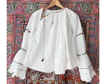 Zeldzame Vintage Transilvanian geborduurde folkblouse met bloemenmotief / Roemeense etnische kanten blouse
