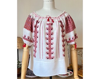 Blouse folklorique brodée d'Europe de l'Est vintage