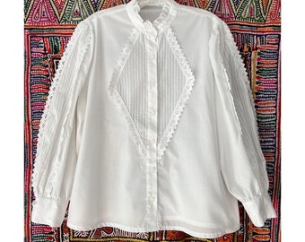 Blusa folclórica austriaca vintage con mangas abullonadas bordadas con volantes a rayas