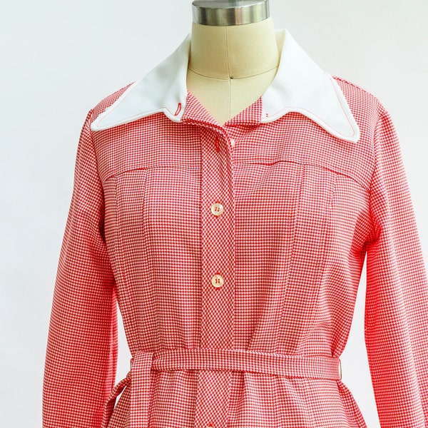 Vintage day dress from the 1970s in red and white gingham. Perfect secretary dress, moto, scooter, Mary Tyler Moore. MINT. Marcia Brady.