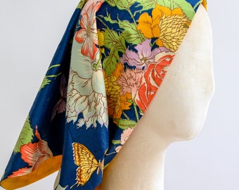 Vintage head scarf from the 1960s. Oversized, double-sided, preppy like Palm Royale. Gorgeous triangle scarf in chintz and yellow fabric.