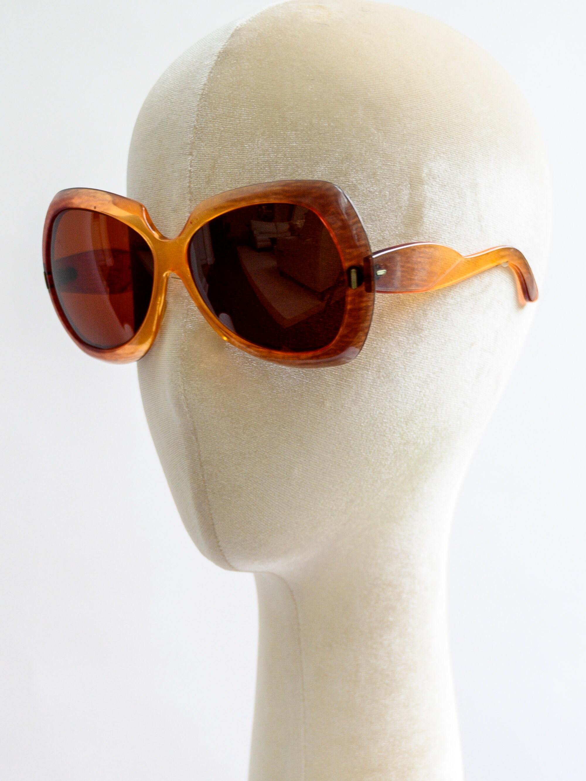 1960s Oversized Sunglasses: Vintage Italian Mod Brown  display picture 3
