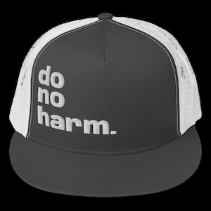 以下が含まれることがあります： 前面に白い刺繍で「do no harm.」と書かれた、濃いグレーと白のトラッカーハットです。