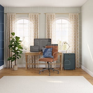 Può includere: Un ufficio domestico con una scrivania in legno, una sedia da ufficio in pelle marrone con un cuscino a motivi blu e bianchi, un computer portatile, una lampada e una libreria con libri gialli. La stanza ha una parete blu, modanature bianche e due finestre ad arco con tende beige.