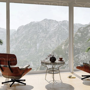 Peut inclure: Deux fauteuils en cuir marron avec une base en métal et une table en verre avec un vase et une tasse dessus. Les fauteuils et la table sont devant une grande fenêtre avec vue sur les montagnes.