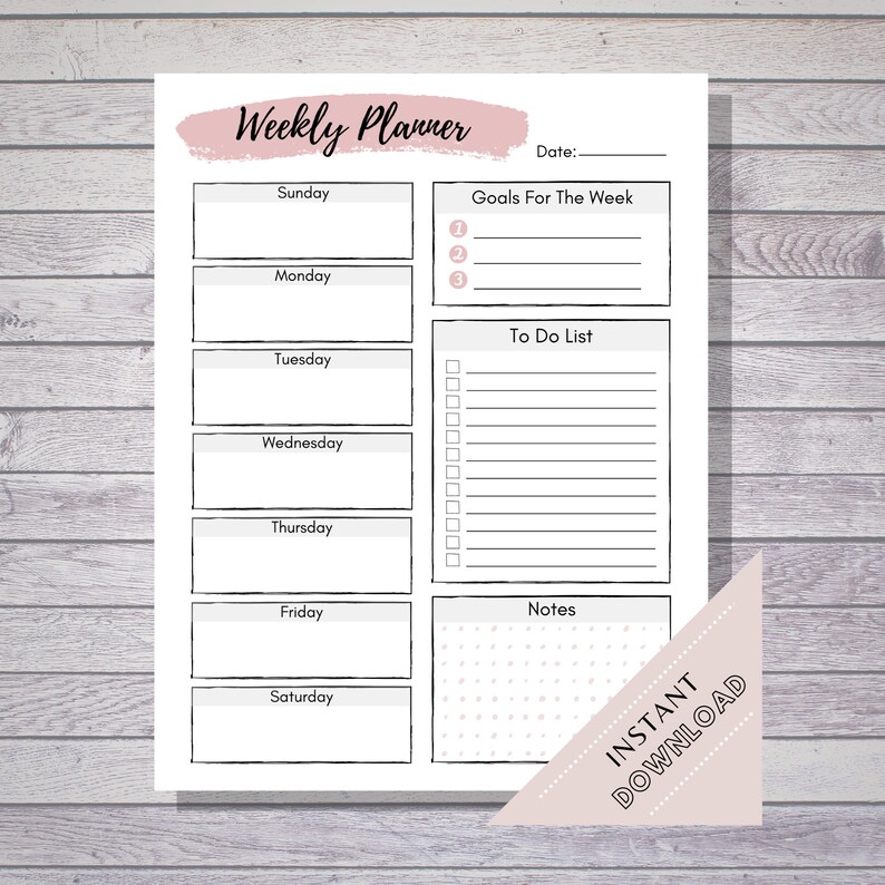 K&ouml;nnte beinhalten: Ein druckbarer Wochenplaner mit Abschnitten f&uuml;r Sonntag bis Samstag, Zielen f&uuml;r die Woche, einer To-Do-Liste und Notizen. Der Planer hat ein rosa-wei&szlig;es Farbschema mit einem handgezeichneten Stil.