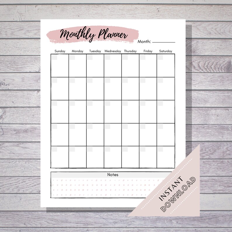 K&ouml;nnte beinhalten: Ein druckbarer Monatskalender mit einem rosafarbenen Aquarellhintergrund. Der Kalender hat einen Bereich f&uuml;r Notizen und ein Raster f&uuml;r jeden Tag der Woche. Der Text "Monthly Planner" befindet sich oben auf der Seite.