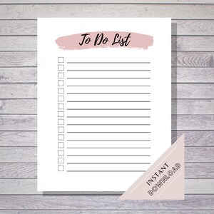 K&ouml;nnte beinhalten: Eine druckbare To-Do-Liste mit einem rosafarbenen Aquarellstreifen oben. Der Text "To Do List" ist in schwarzer Kursivschrift geschrieben. Die Liste hat 18 leere Zeilen mit Kontrollk&auml;stchen.