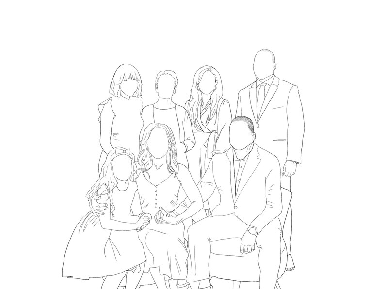 Op de afbeelding: Een zwart-witte lijntekening van een familieportret. De familie staat en zit in een groep, met de volwassenen achterin en de kinderen vooraan. De familie is gekleed in casual kleding.
