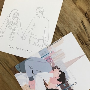 Op de afbeelding: Twee kunstprints met stellen. Eén is een zwart-wit lijntekening van een stel dat elkaars hand vasthoudt, met de datum "Est. 10.30.2021". De andere is een kleurenillustratie van een kussend stel, met een skyline op de achtergrond en dezelfde datum.