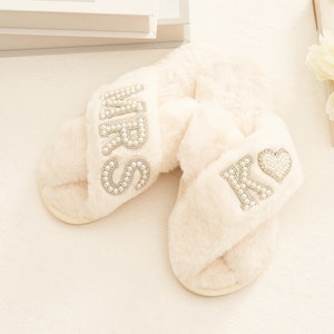 Bruids mevrouw bruiloft slippers, aangepaste mevrouw pluizige slippers met parels letters, bruids douche geschenken, cadeaus voor haar, bruids slippers, slippers