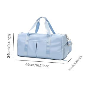 Puede incluir: Una bolsa de viaje azul claro con un bolsillo con cremallera en el lateral. La bolsa mide 46 cm de ancho, 24 cm de alto y 22 cm de profundidad.