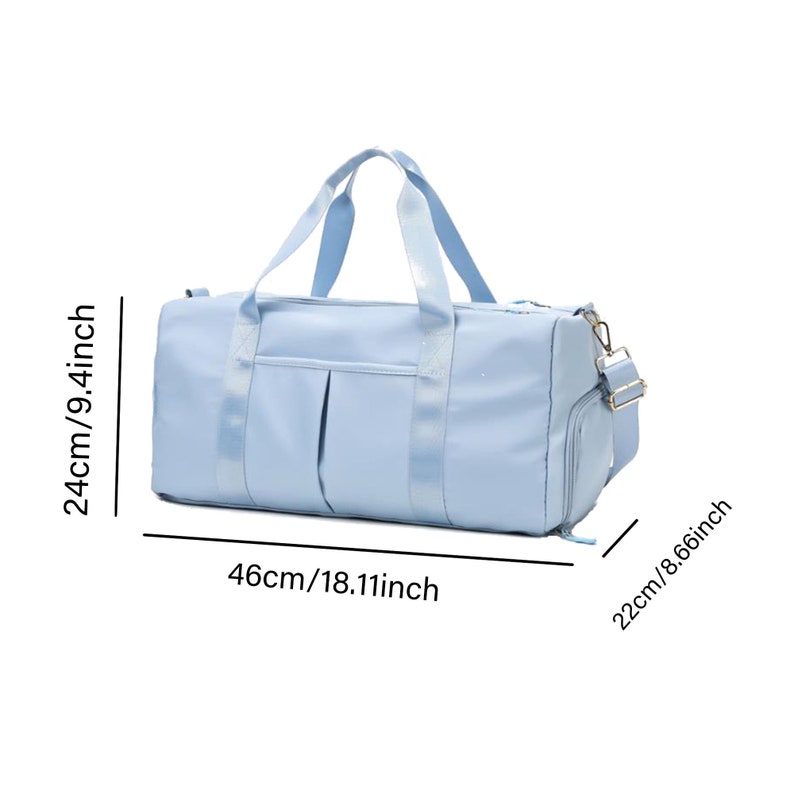 Puede incluir: Una bolsa de viaje azul claro con un bolsillo con cremallera en el lateral. La bolsa mide 46 cm de ancho, 24 cm de alto y 22 cm de profundidad.
