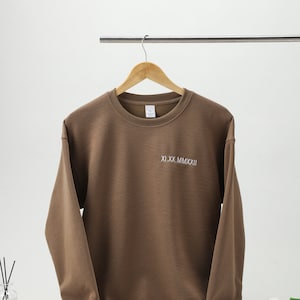 Aangepaste datum trui, Romeins cijfer datum eerste hart geborduurd sweatshirt, bruiloft sweatshirt, aangepaste verjaardag datum paar sweatshirt afbeelding 10