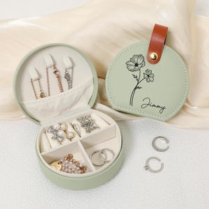 Personalisierte Reise Schmuckschatulle, Gravur Geburtsblume Reise Schmuckschatulle, personalisierte Reisetasche für Frauen, Brautjungfer Geschenke Box, Schmuckschatulle