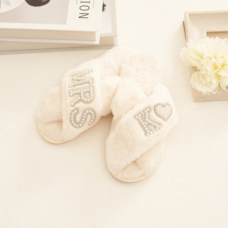 Bridal Mrs Wedding slippers, Custom Mrs Fluffy Slippers with pearls letters, Bridal Shower Gifts, Gifts For Her, Bridal Slippers, Slippers zdjęcie 1