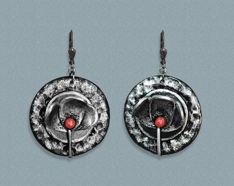 Rote Rose Ohrringe aus Polymer-Clay – Silber gehämmert Schmuck