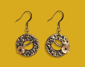 Handgemachte Gehämmerte Runde Polymer Clay Ohrringe, Boho Gothic Schmuck